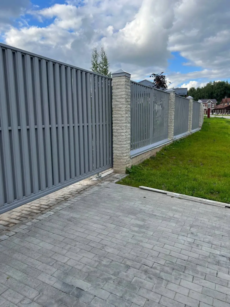 Почему выбирают заборы с кирпичными столбами?